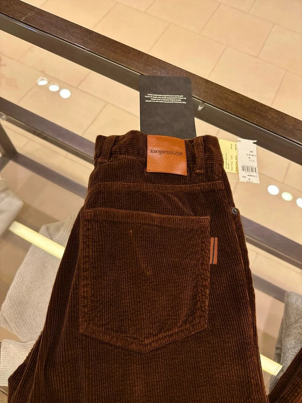 Calças casuais masculinas bege de veludo cotelê macio e confortável, com acabamento antirrugas, da Ele Gentleman Italian Sle, ideais para todas as estações.
