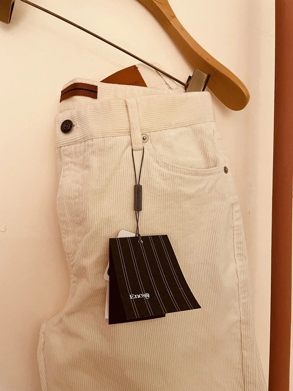 Calças casuais masculinas bege de veludo cotelê macio e confortável, com acabamento antirrugas, da Ele Gentleman Italian Sle, ideais para todas as estações.